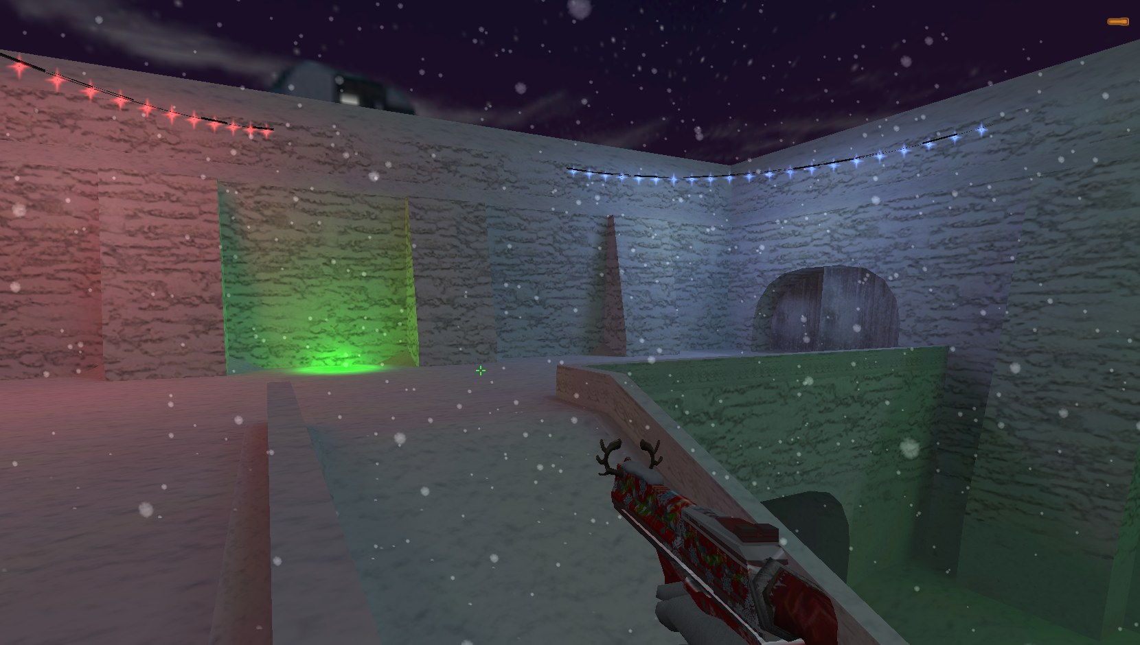 de_aztec_2x2_winter ночью: гирлянды на стенах и падающий снег